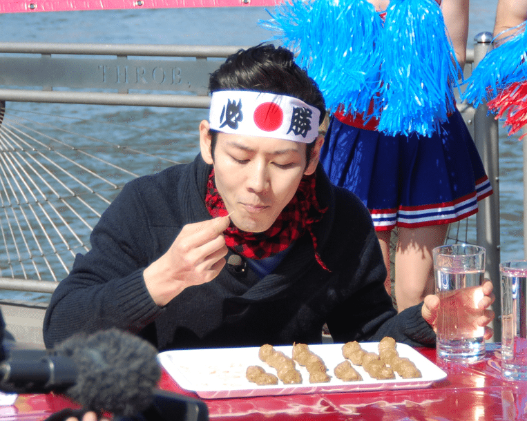 Via https://commons.wikimedia.org/wiki/File:Kobayashi_Takeru,_Japanese_competitive_eater_1.jpg